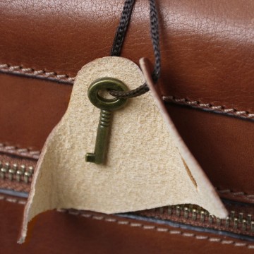 Aktetas van mat volnerf leder   cremona sleutel