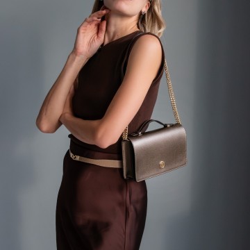 Elegante leren clutch met gouden kettingriem1