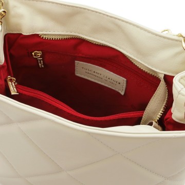 Handtas met stiksel van zacht leder intern