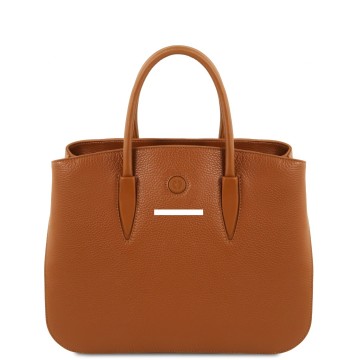 Italiaanse handtas van gehamerd zacht volnerf leer   camelia plek van de gravure